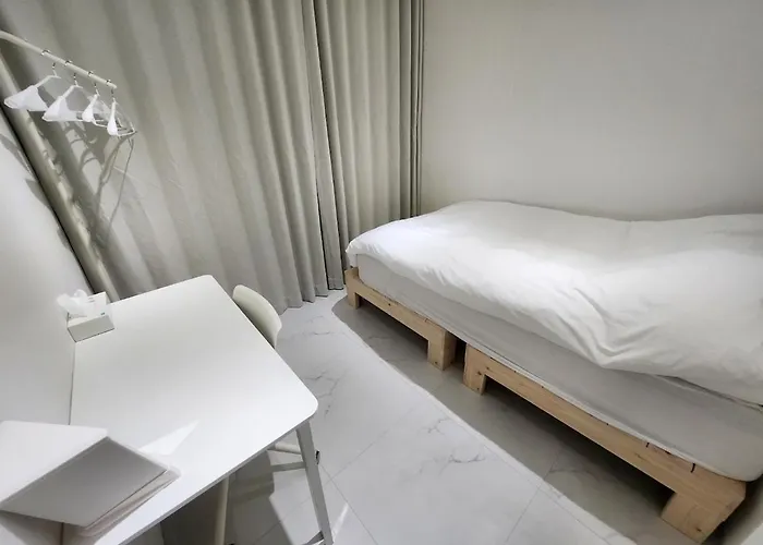 Doodoong Stay, Easy To Go To Hongdae, Sangsoo, Station